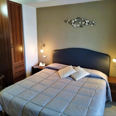 Hotel Altopiano Delle Rocche Рокка-ди-Меццо Экстерьер фото